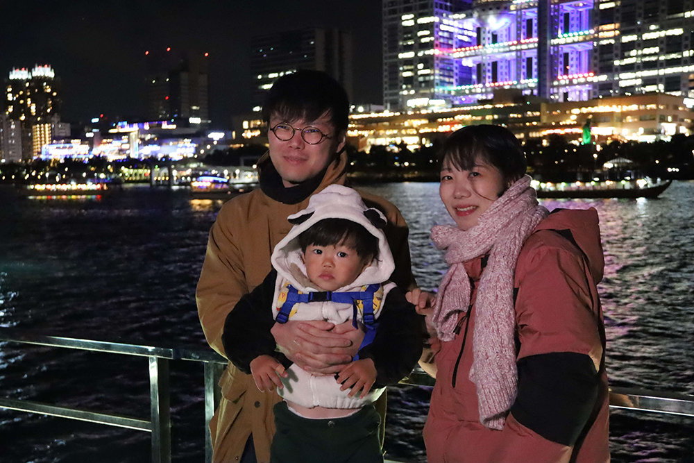 写真を撮る親子の画像