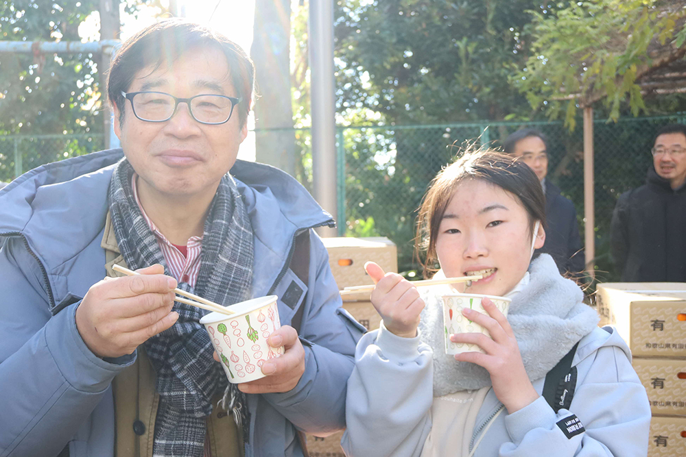 品川汁を食べる親子の画像