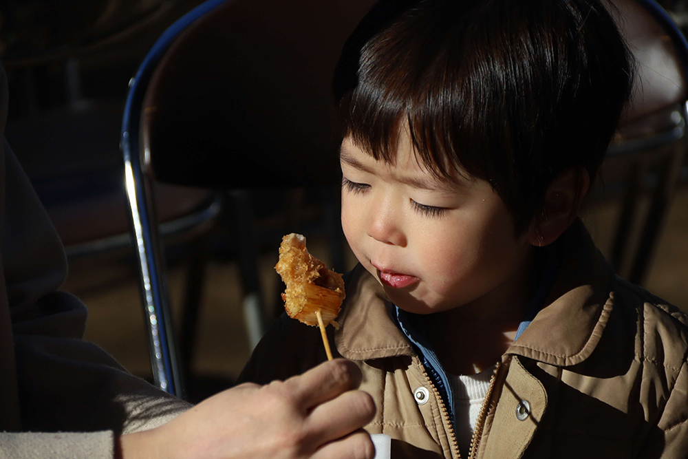 串揚げを食べる子どもの画像