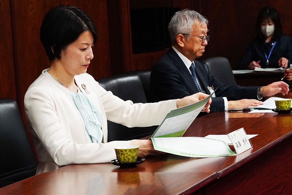 成果報告をきく森澤区長の画像