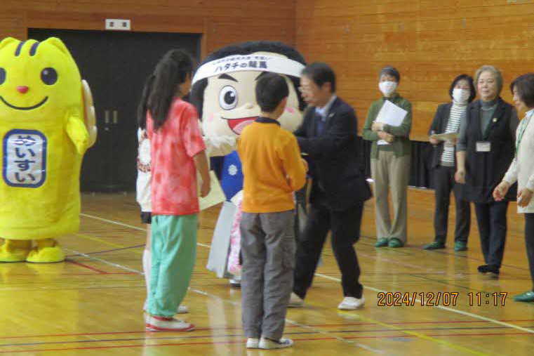 龍馬と戯れている様子の写真