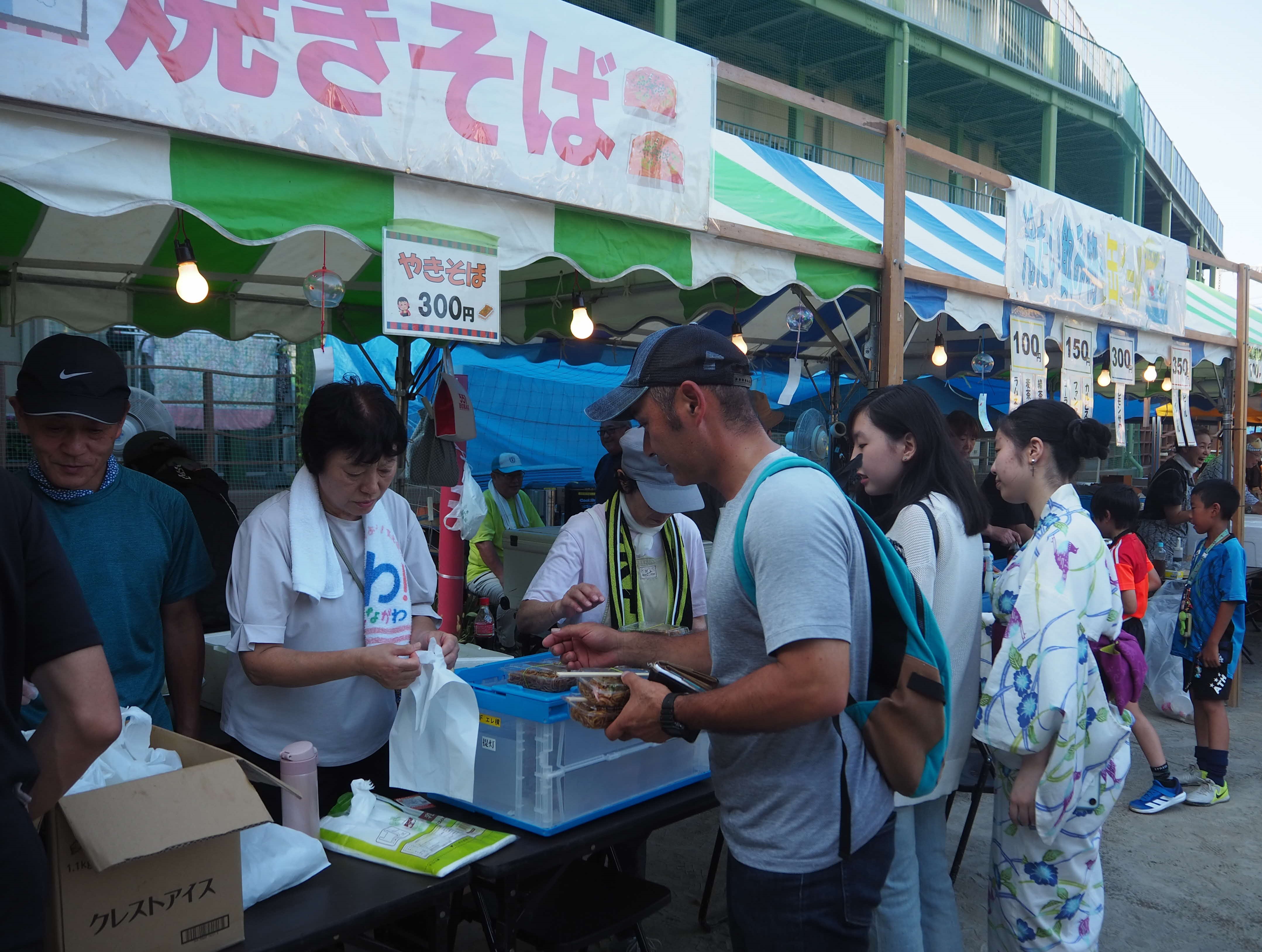 焼きそばを売る様子