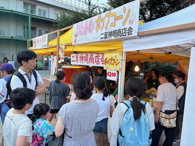 ポップコーンを売る様子