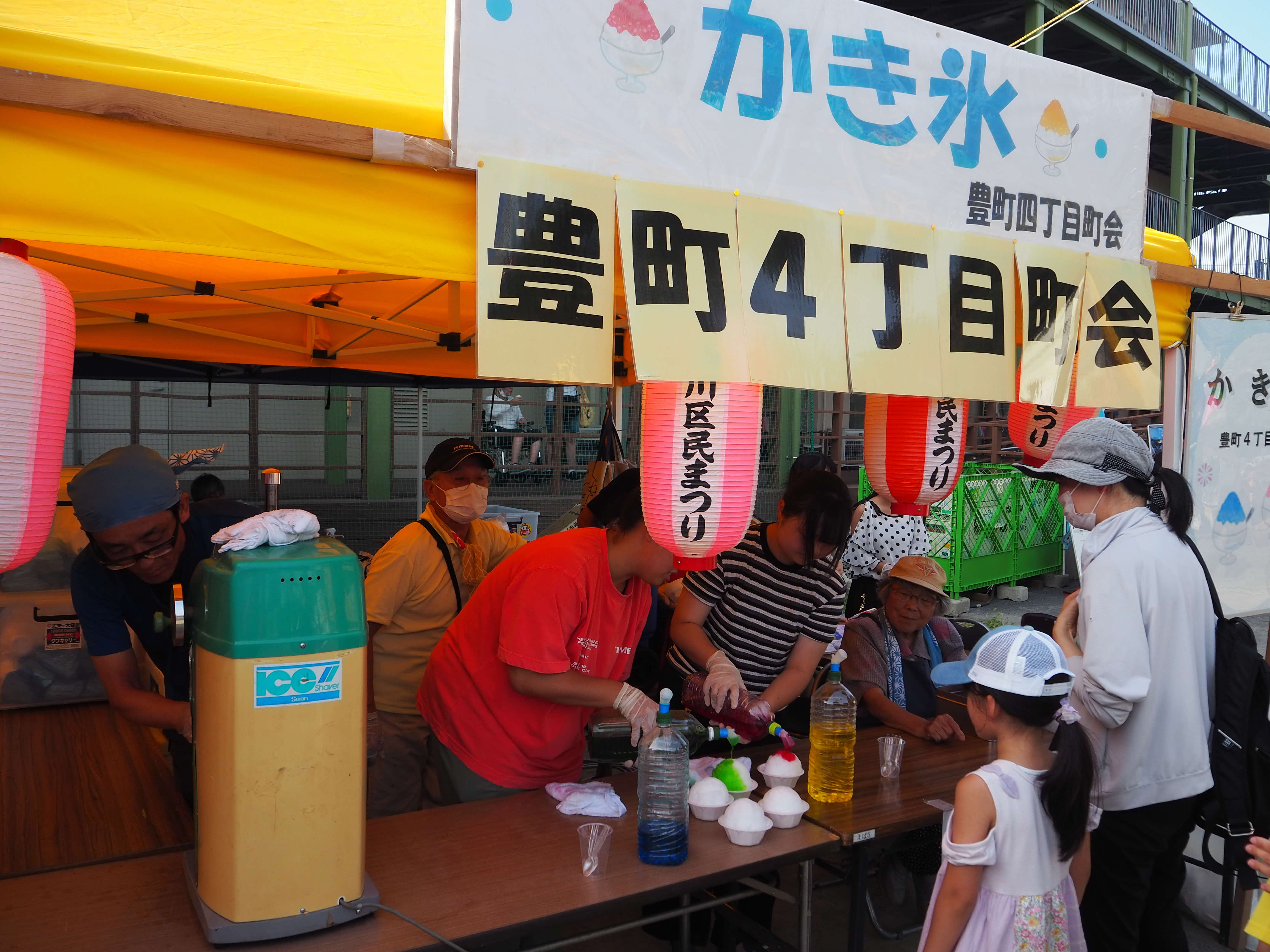 かき氷を売る様子