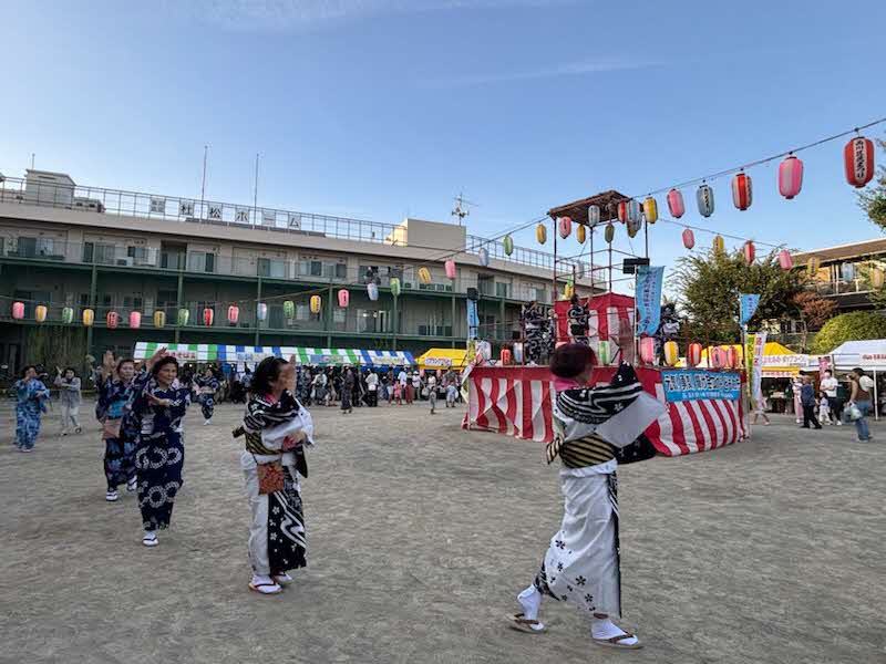 盆踊りを踊る様子２