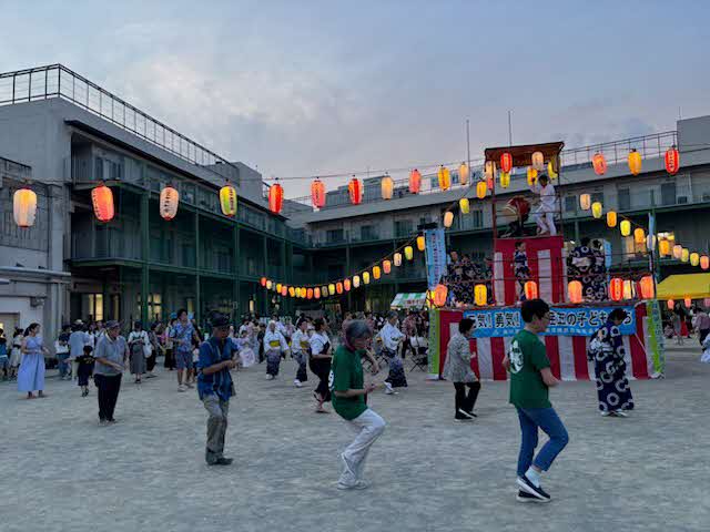 盆踊りを踊る様子
