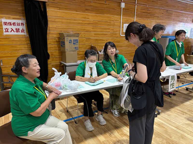 健康づくり推進委員会による握力測定の様子