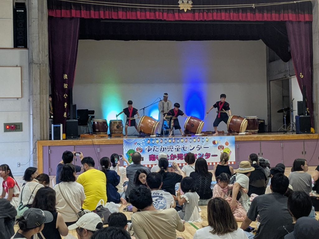 和太鼓をたたく様子