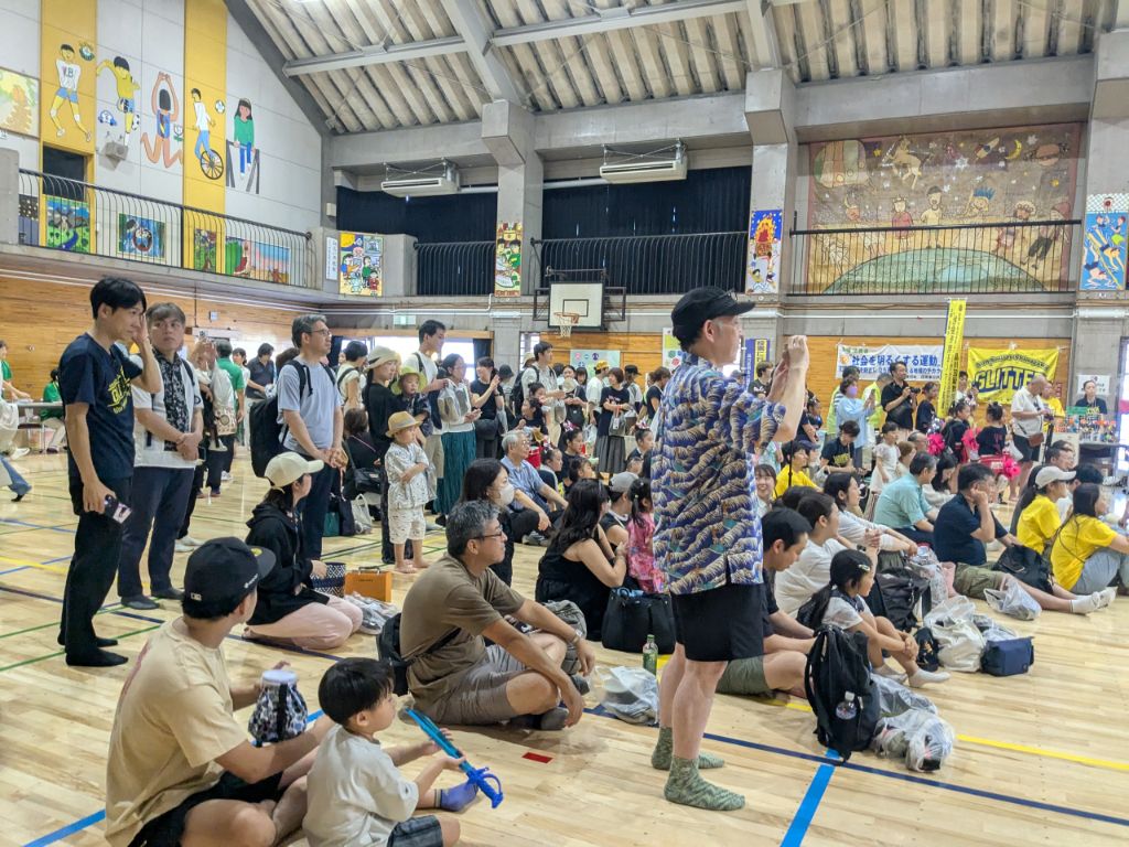 ステージ発表を見る観客
