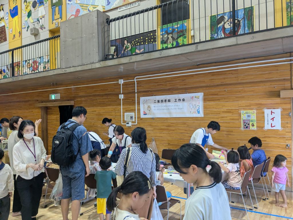 二葉図書館の工作体験の様子
