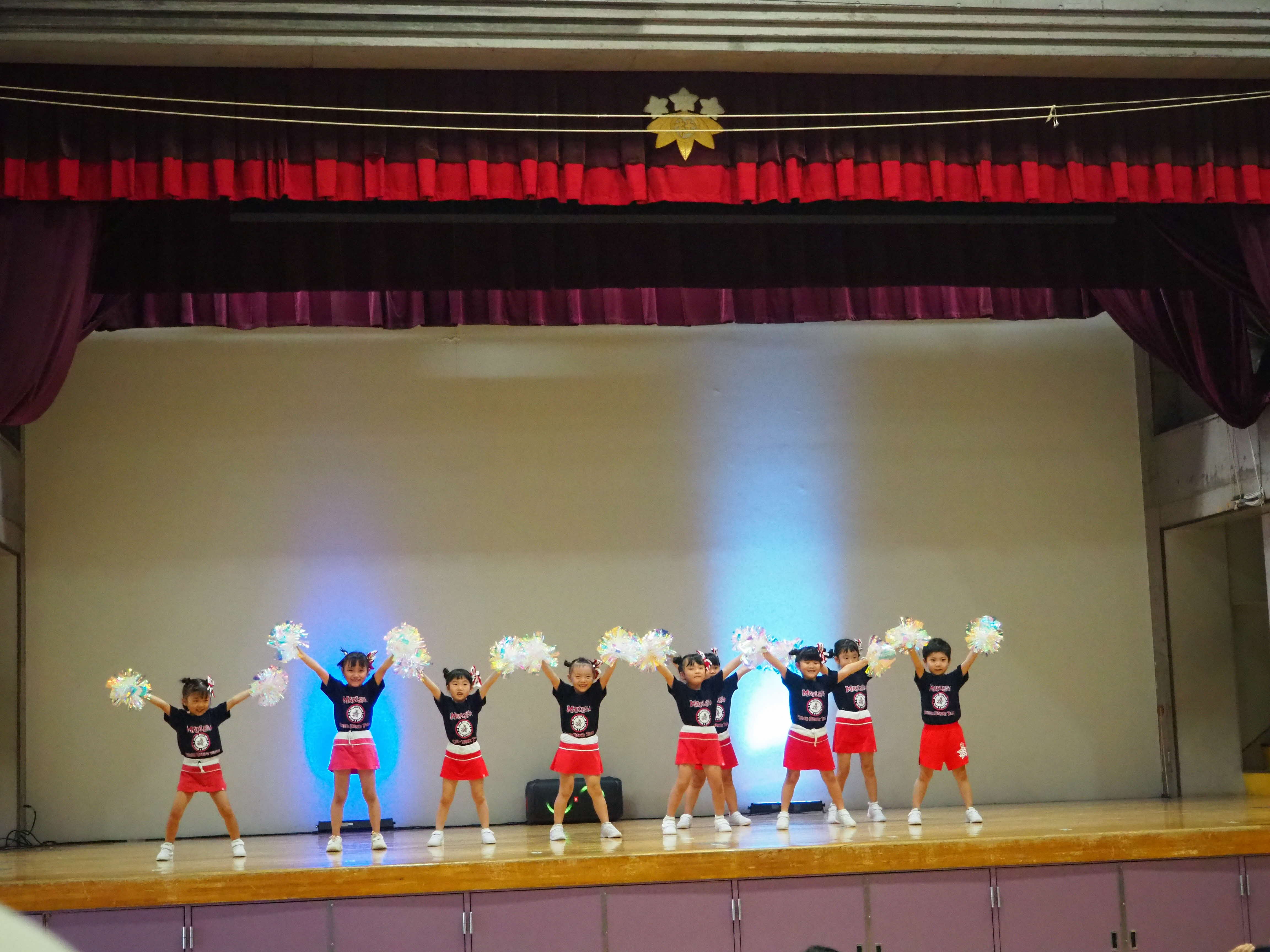 小さい子がチアダンスを踊る様子