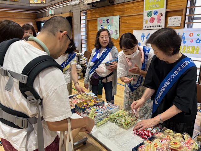 景品のお菓子を渡す様子