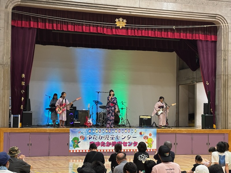 子どもによるバンド演奏の様子