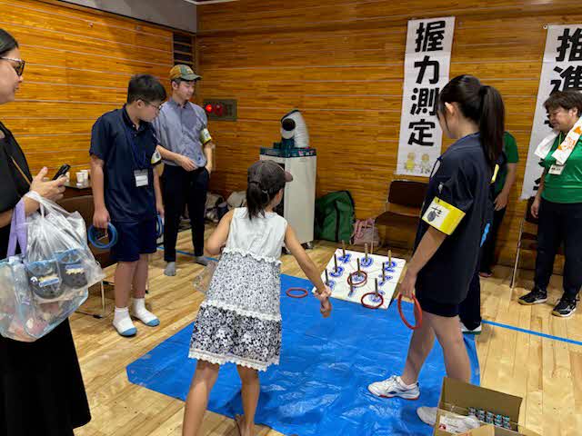 女の子が輪投げをする様子