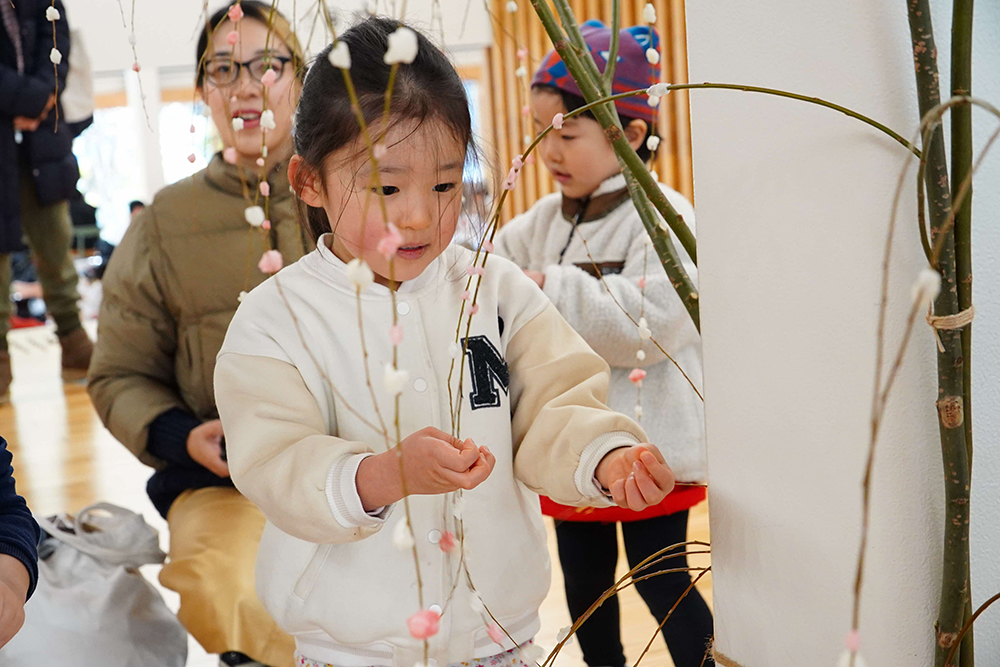子どもが餅を飾り付けている写真