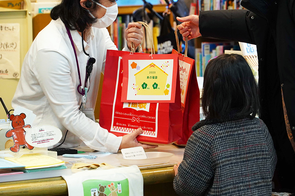 子どもが福袋を受け取っている写真