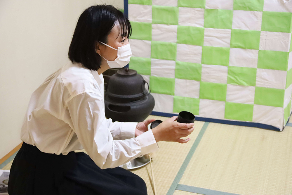 茶器について説明する先生の画像