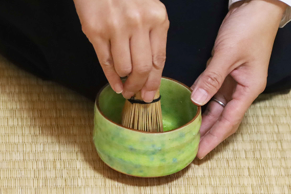 お茶をたてる画像