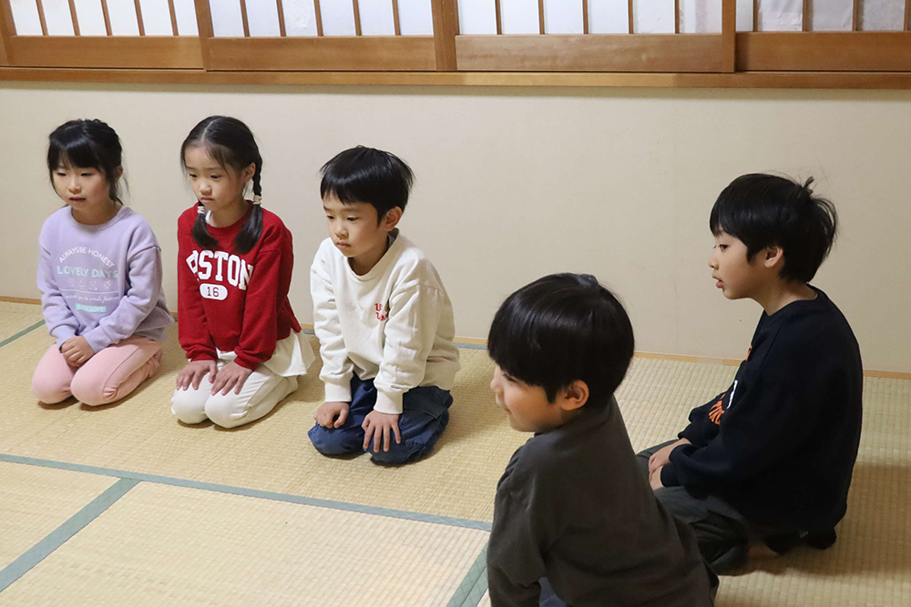 お茶をたてる様子を見学する子どもたちの画像