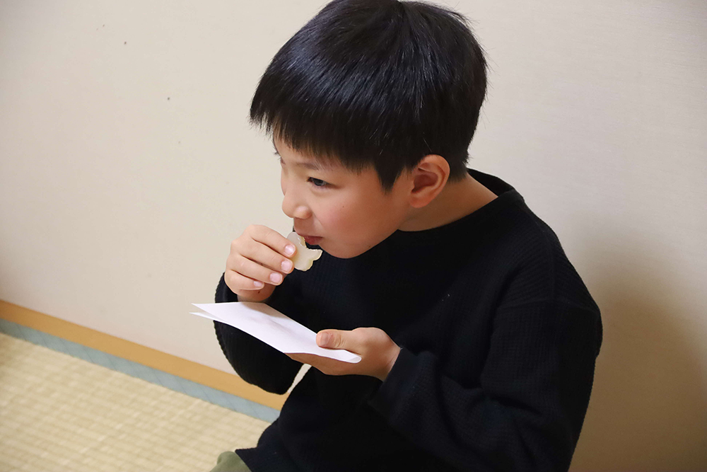 お菓子を食べる子どもの画像