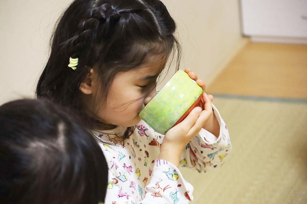 お茶を飲む子どもの画像