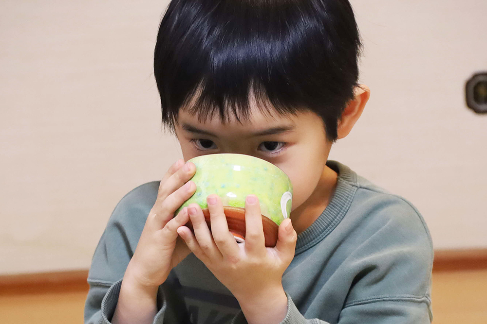 お茶を飲む子どもの画像