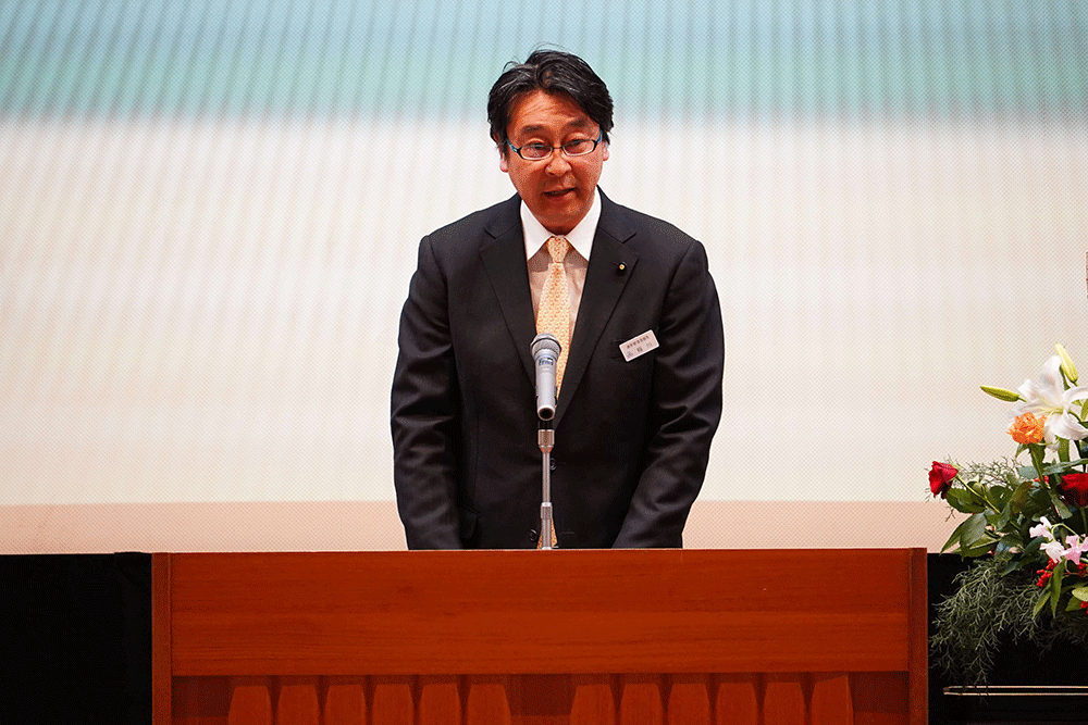稲川委員長が挨拶している写真