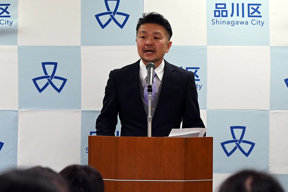 久保部長が活動報告を話している写真