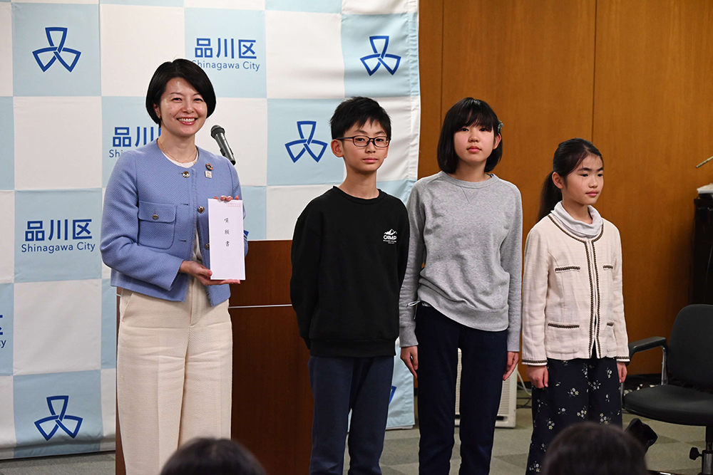 嘆願書を受け取った森澤区長の写真