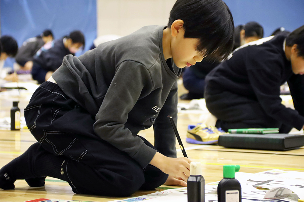 きれいな姿勢で清書する児童の画像