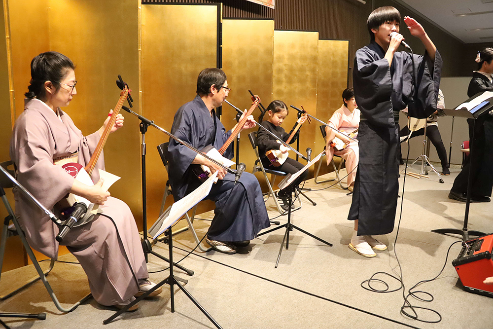 民謡歌手と和楽器演奏の画像