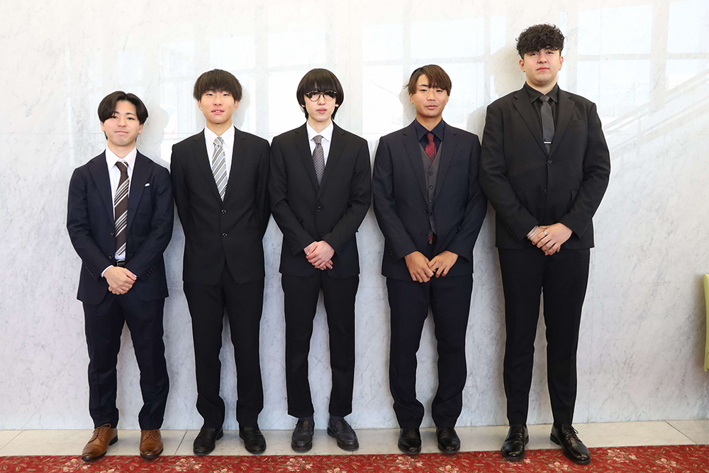 スーツを着た5人の男性の写真
