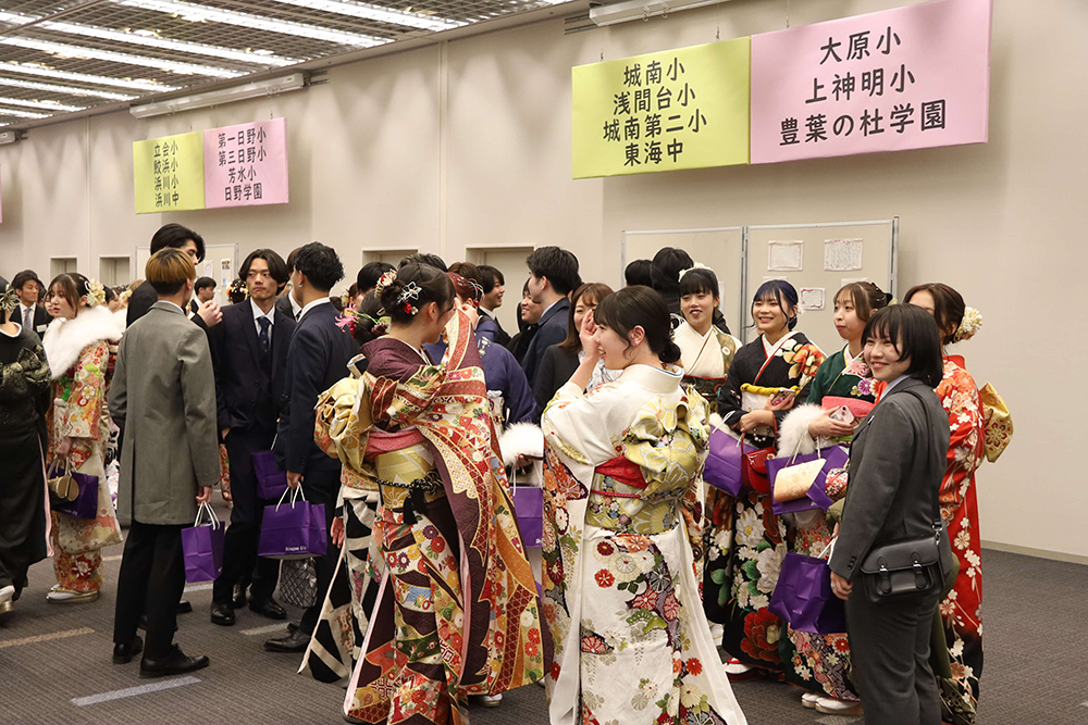 同窓生とおしゃべりする参加者の画像