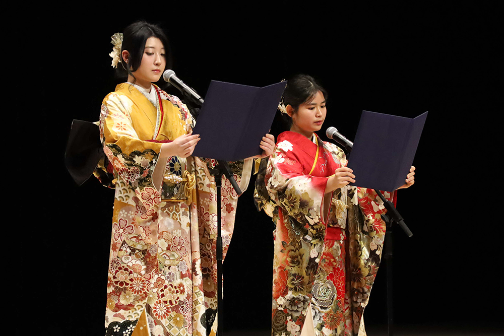 区民憲章を朗読する実行委員の画像