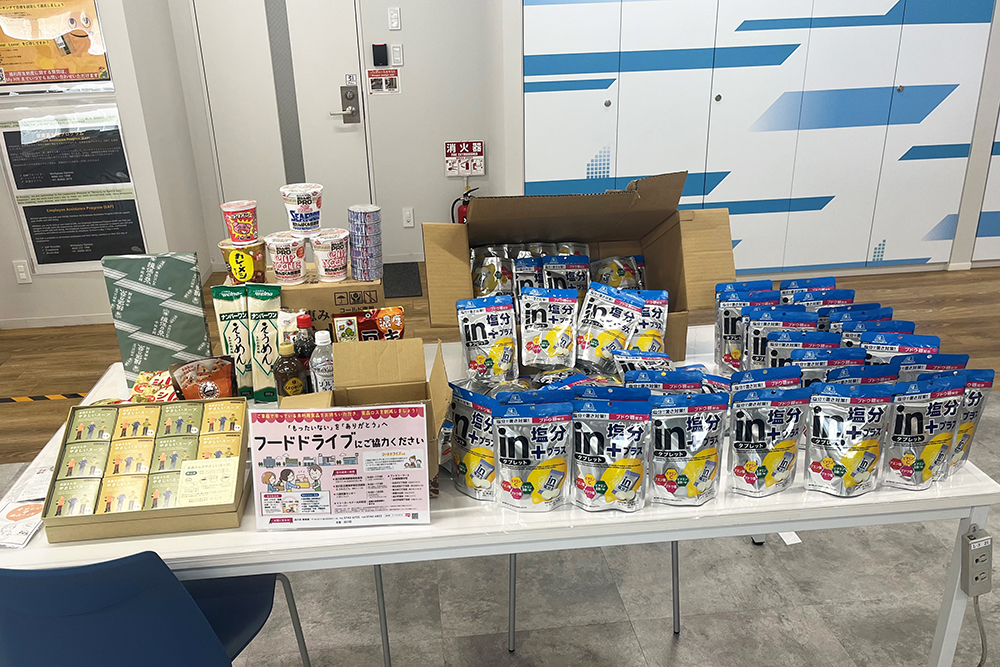 届けられた多くの食品