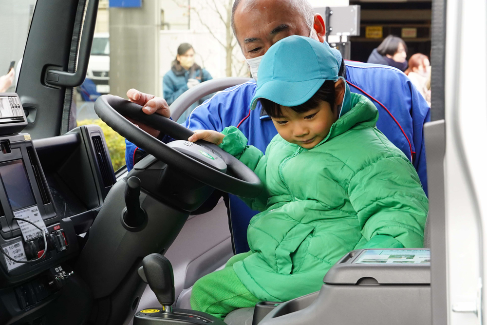 トラックを運転している様子の写真