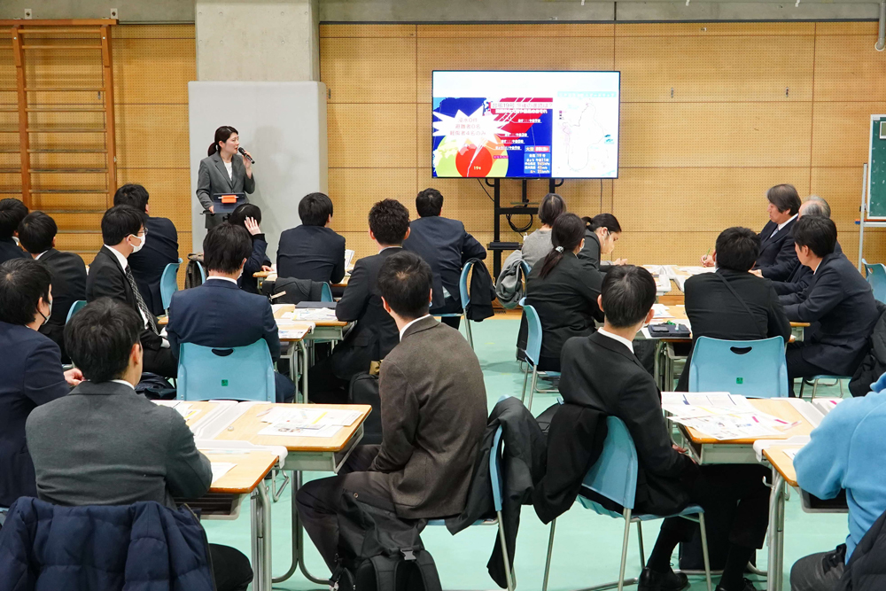 みんなの前で発表している様子の写真