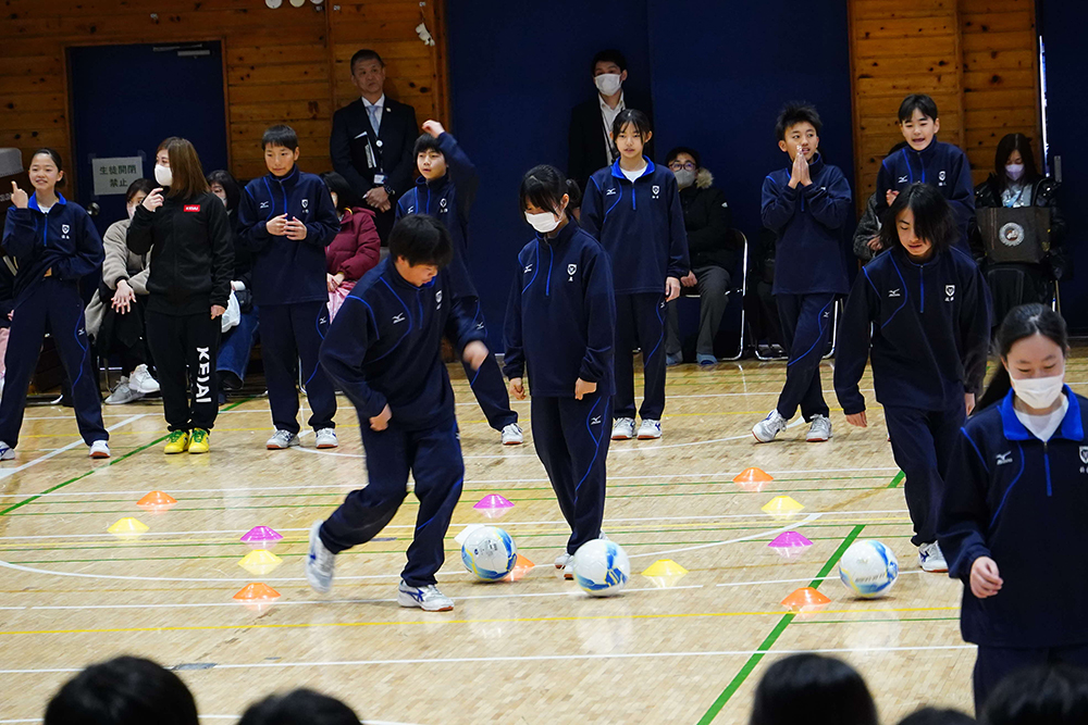 手話を見てドリブルをする生徒の画像