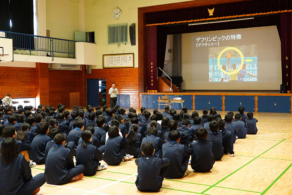 生徒に説明をする山本監督の画像