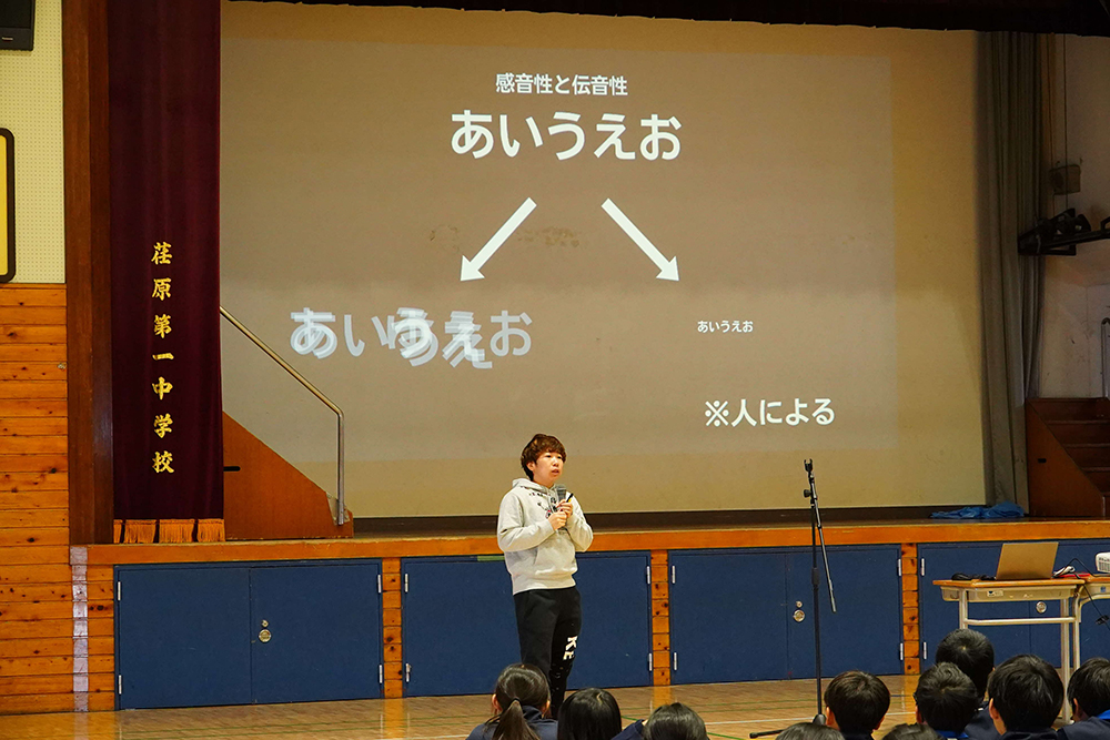 生徒に説明をする画像