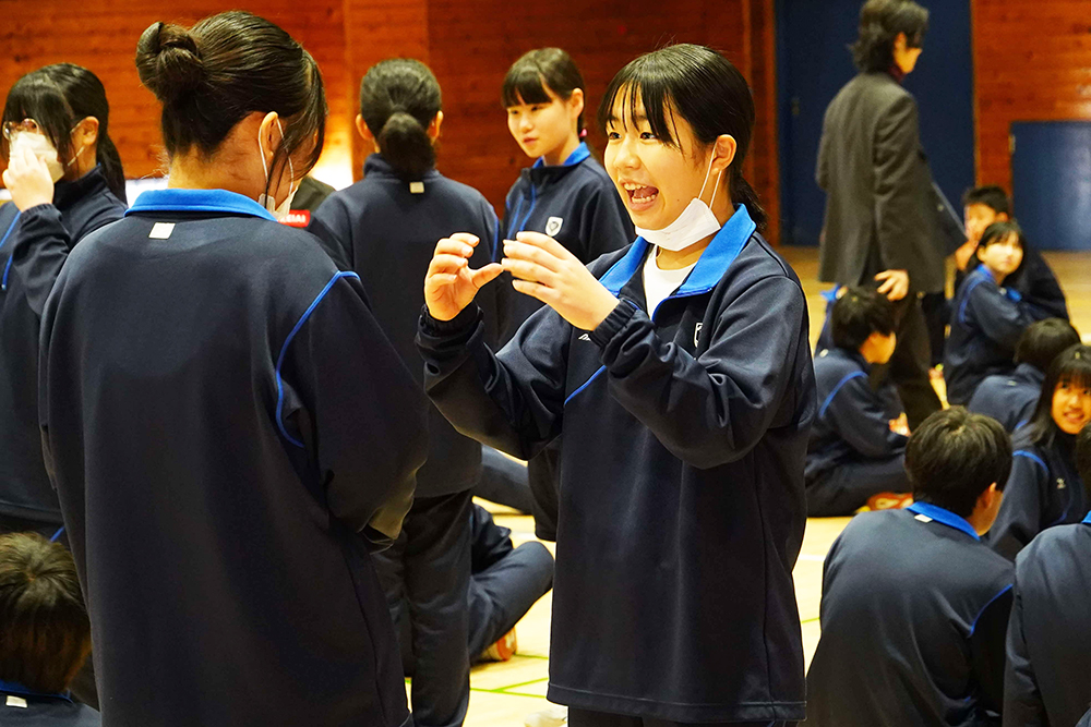 口話とジェスチャーでコミュニケーションを図る生徒の画像
