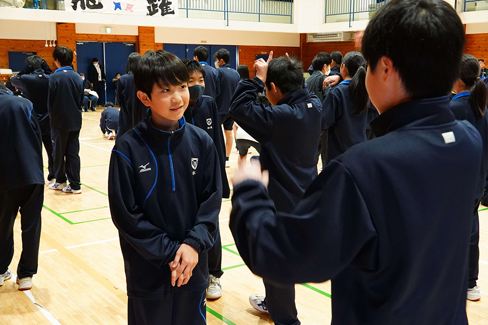 口話とジェスチャーでコミュニケーションを図る生徒の画像