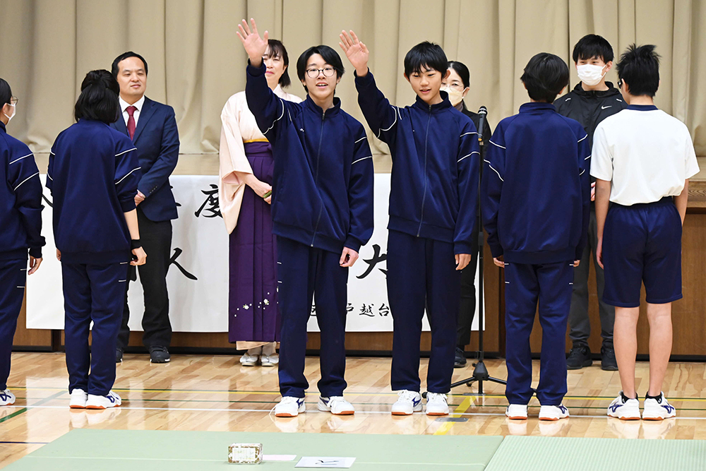 開会宣言をする生徒の画像