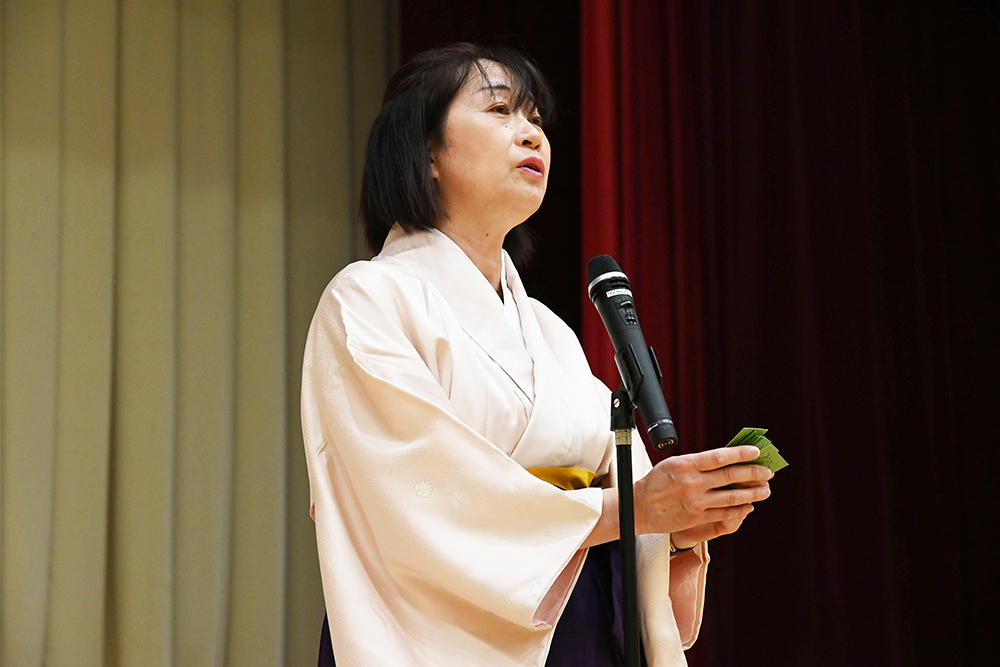 句を読み上げる先生の画像