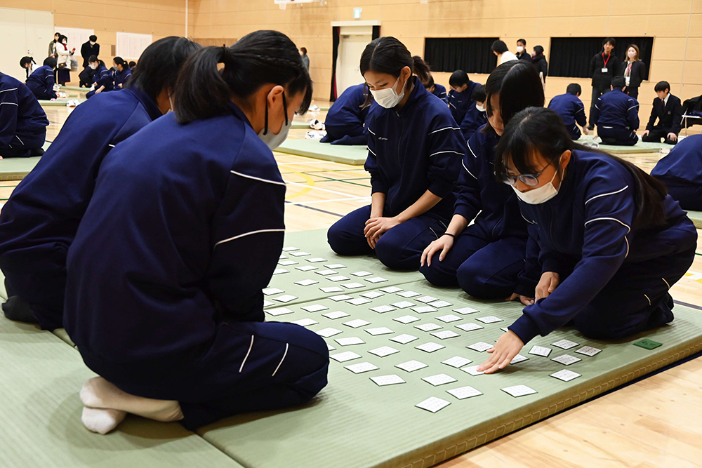 百人一首を楽しむ生徒の画像