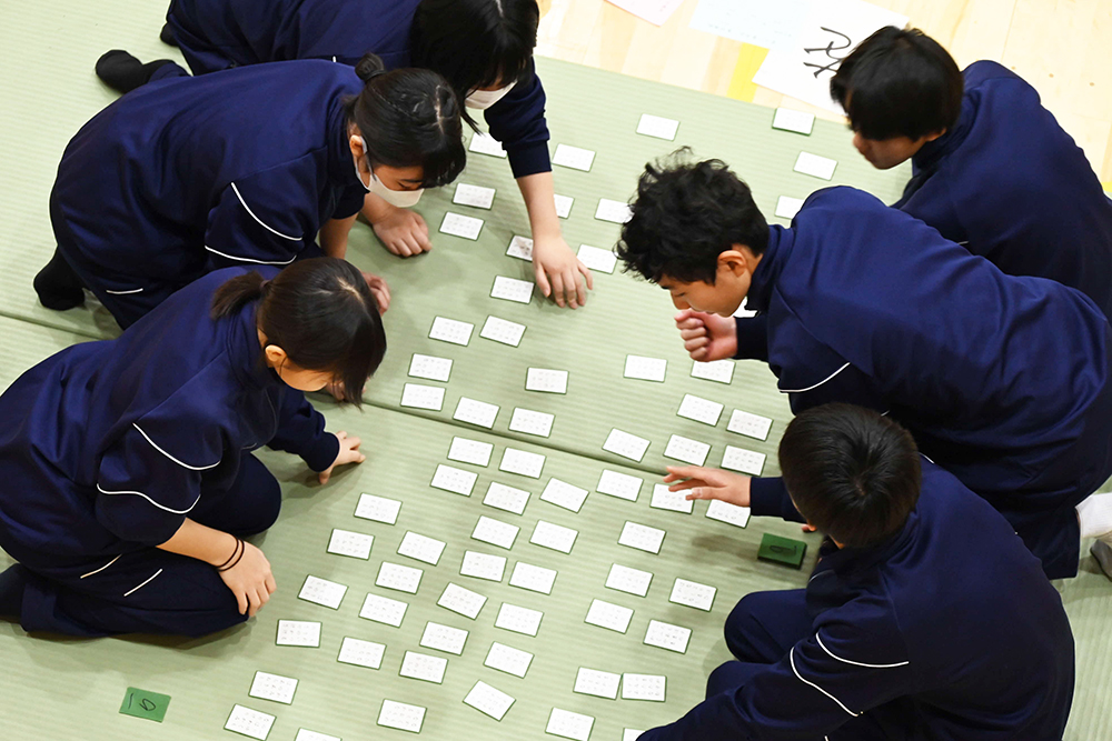 百人一首を楽しむ生徒の画像