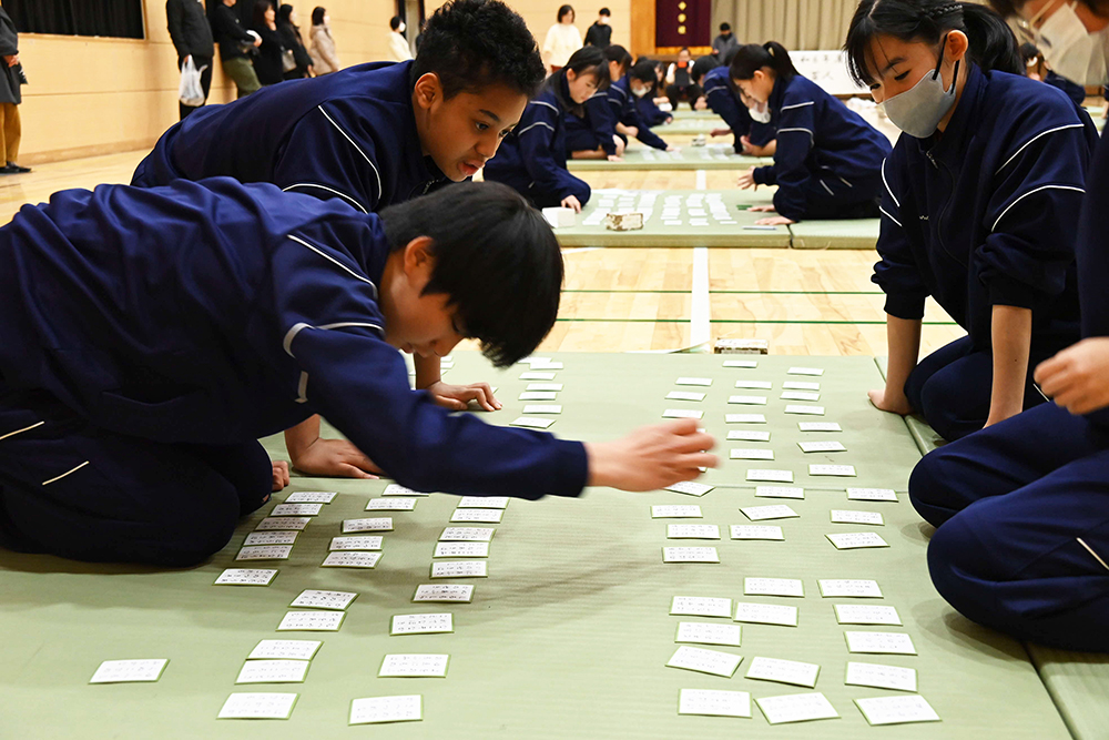 百人一首を楽しむ生徒の画像
