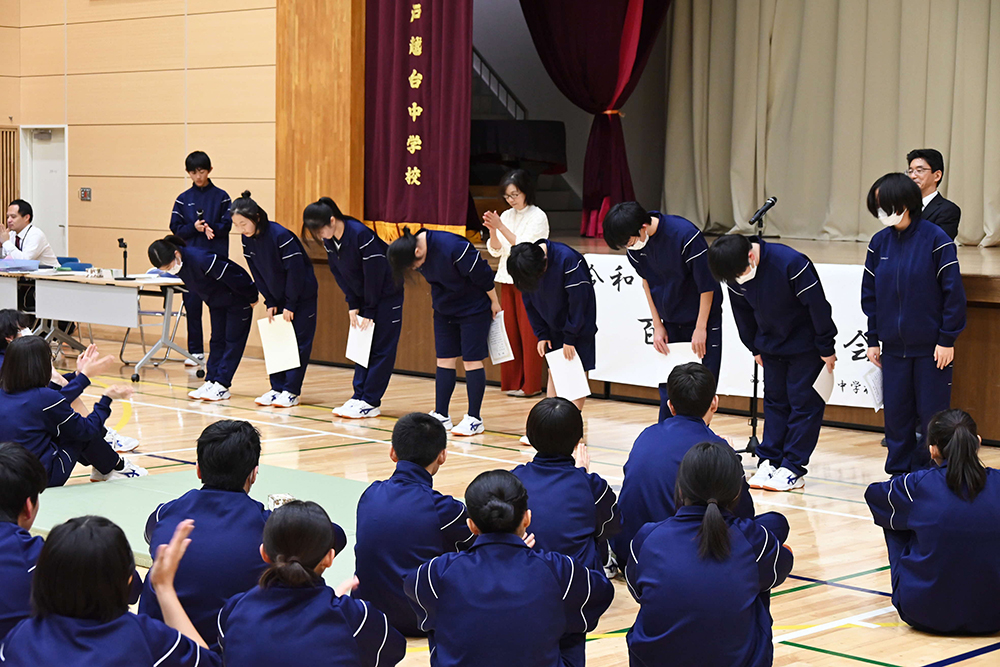 お辞儀をする表彰者の画像