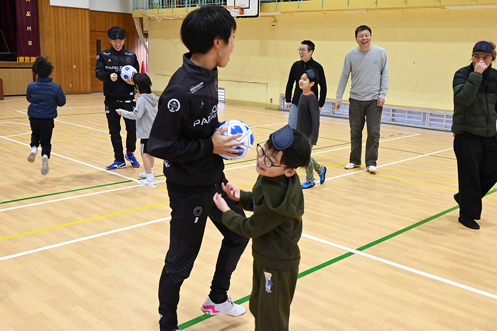 楽しみながら体験する選手と子どもの画像