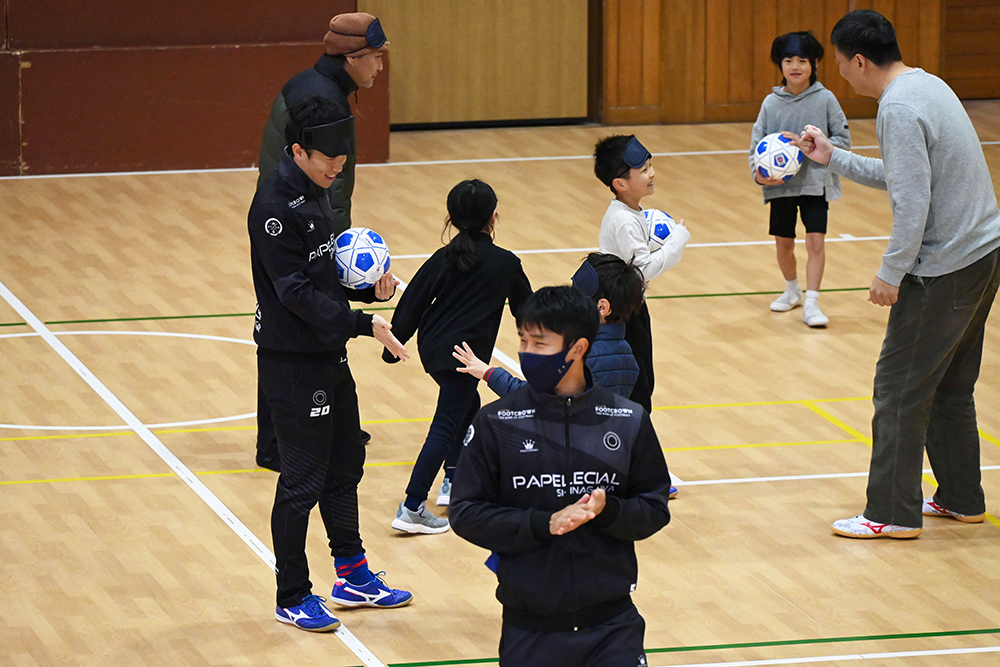 楽しみながら体験する選手と子どもの画像